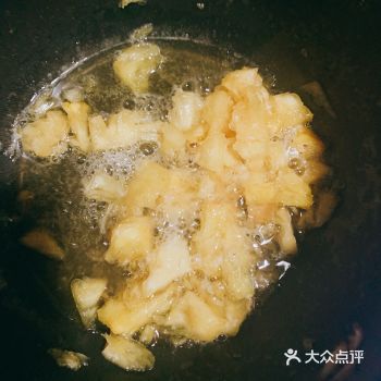 #自制菠萝酱# 1.将菠萝切块放盐水泡半小时