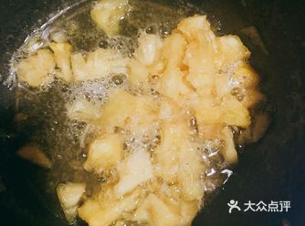 #自制菠萝酱# 1.将菠萝切块放盐水泡半小时