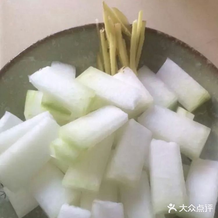炒冬瓜是很适合夏天的一道家常菜，很方便解暑