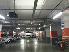 -绿地缤纷城-停车场