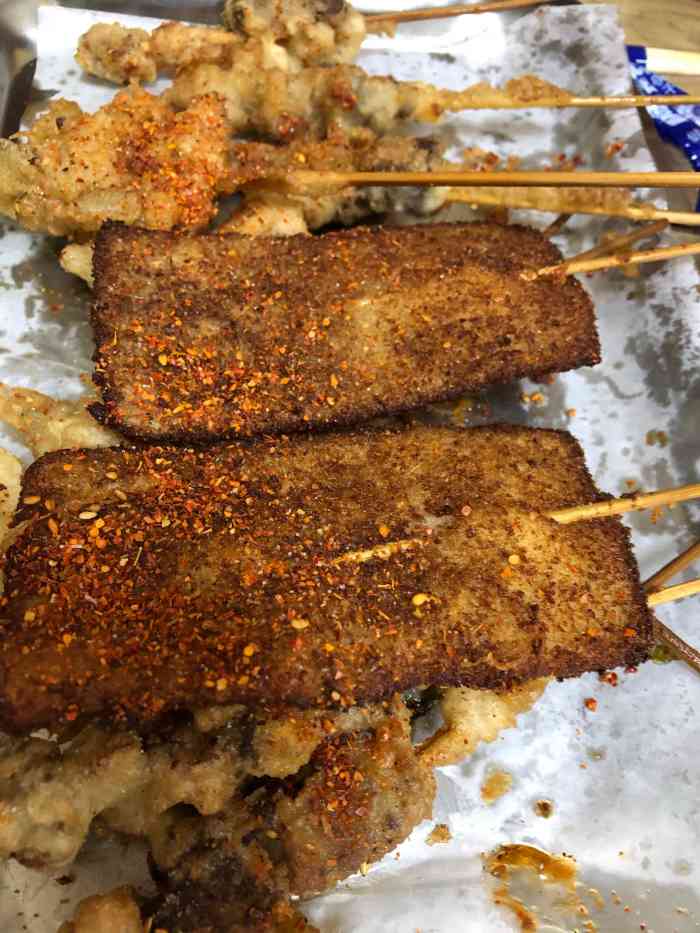 好久没去吃了他家位于201市场内主营的小炸串还是挺有特点的都是裹面