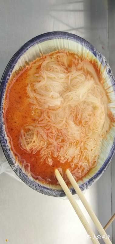 大多都是麻辣烫，手抓饼炸鸡，凉皮凉面的小车