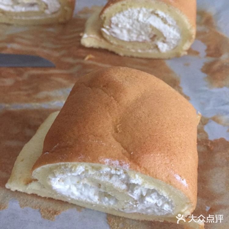 昨天做的多余的奶油，今天用在蛋糕里，加工成奶油卷