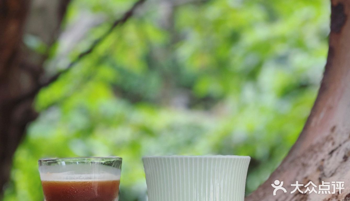 啡飲半醺，似苦若甘，以克苦淬煉著幸福的厚度。