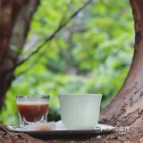 啡飲半醺，似苦若甘，以克苦淬煉著幸福的厚度。