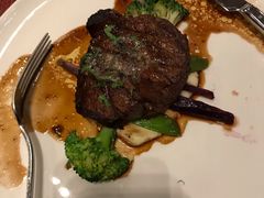 碳烤菲力牛排配土豆泥及红酒汁-WOLFGANG PUCK KITCHEN & BAR(迪士尼小镇店)
