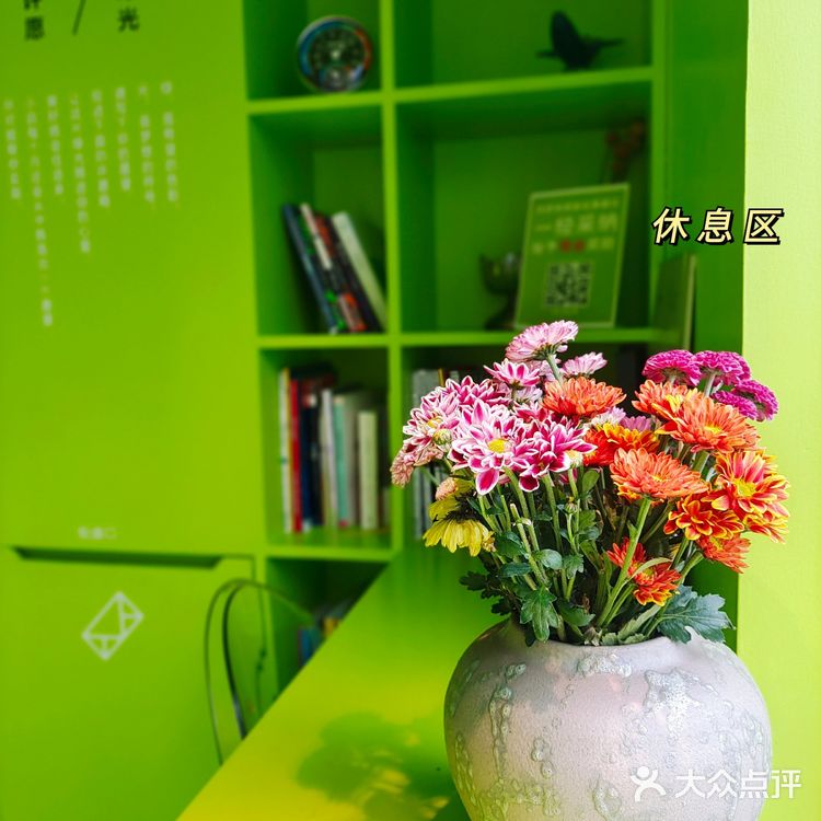 启明眼镜给你专业的服务，舒适的环境