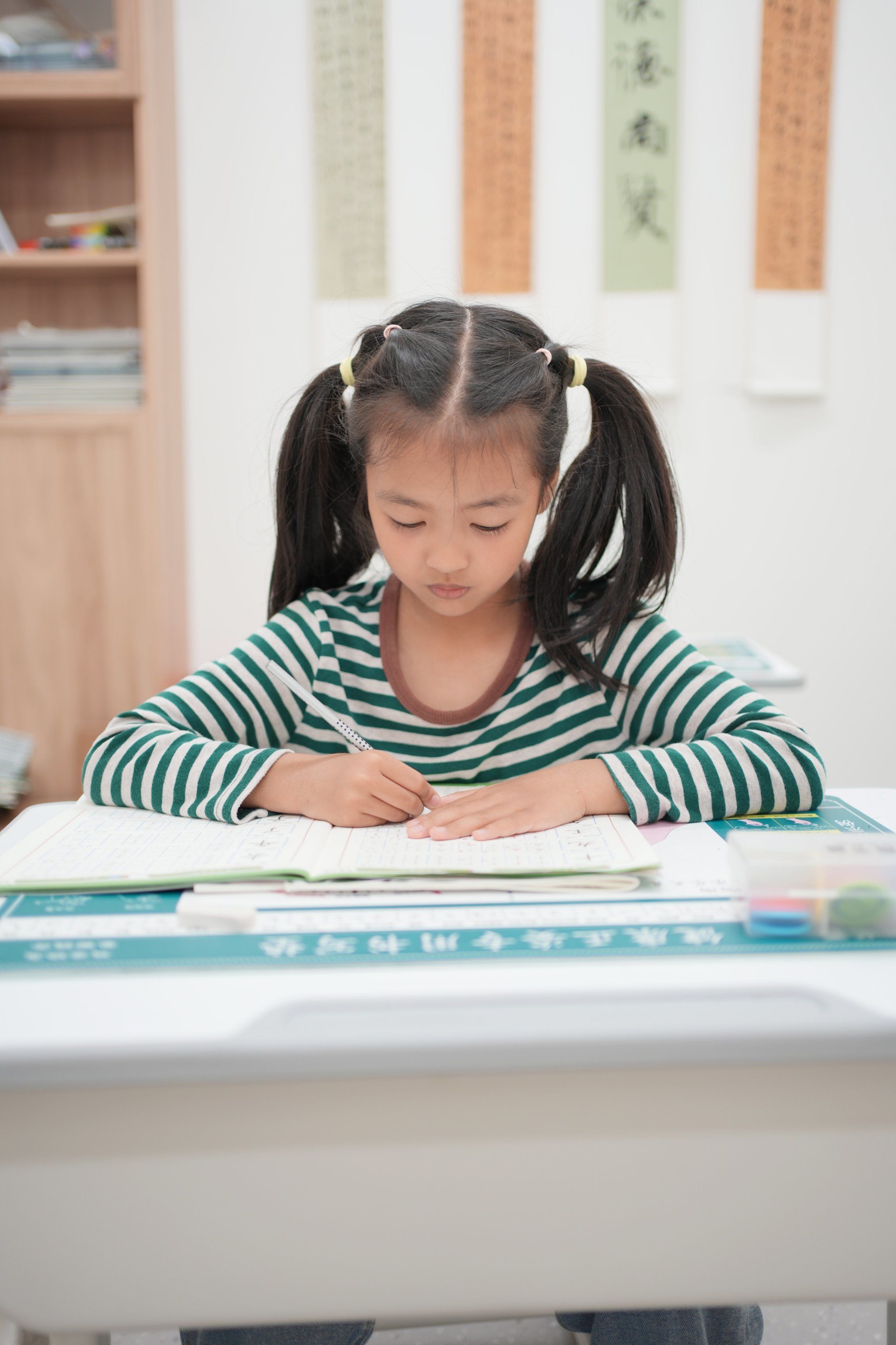 坐姿握笔是写好硬笔字的基础