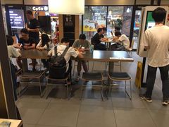 等位区-麦当劳(世界城广场店)