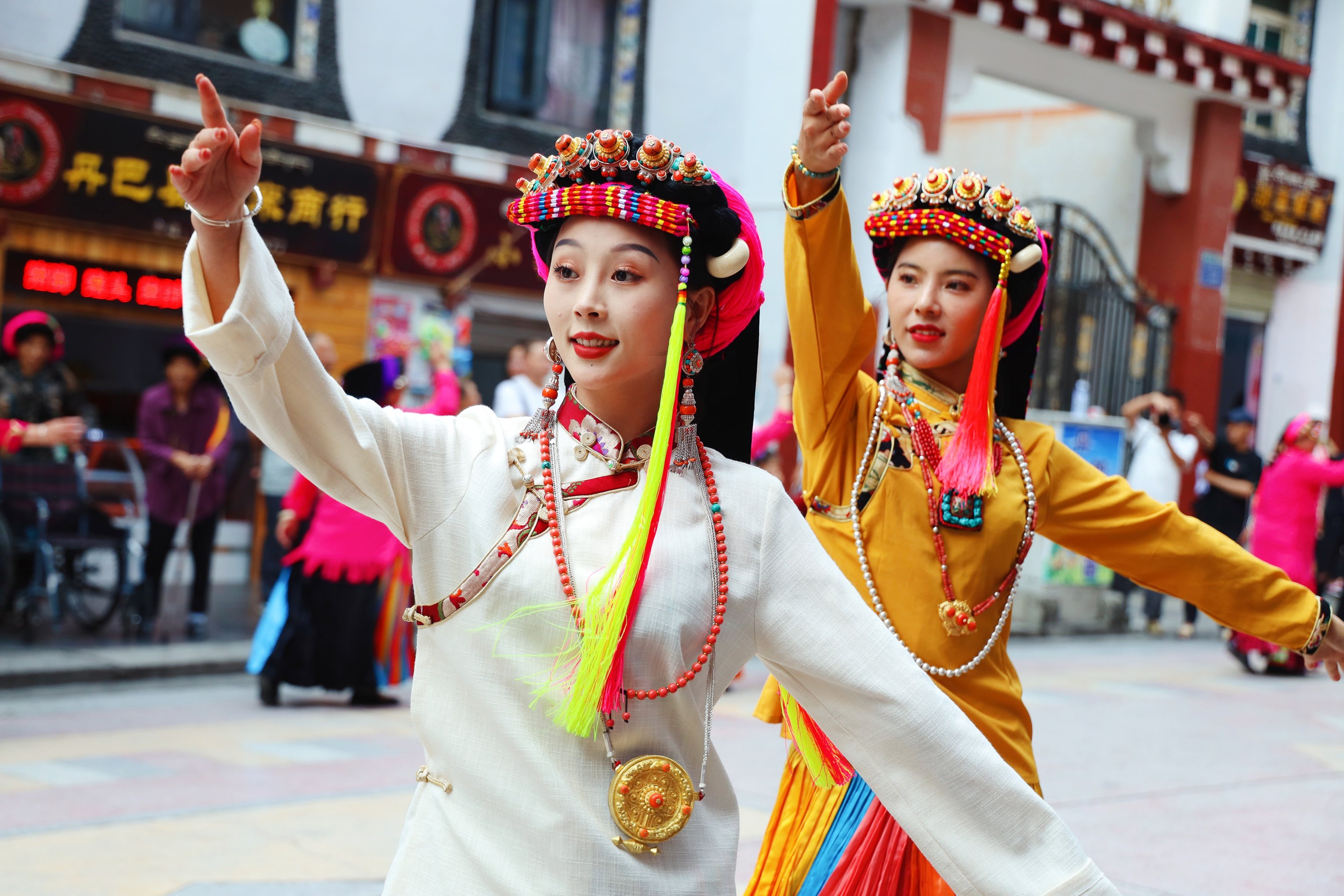 丹巴族女服装照片图片