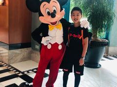 -小镇影院迪士尼小熊Duffy与他的朋友合影地