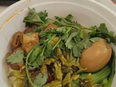 酸菜肥肠面-遇见小面(江湾阳光天地店)