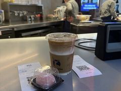 -瑞幸咖啡(岳家嘴地铁站店)