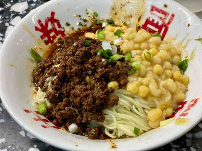 胖妹面庄(重庆两路口店)-"小门脸 在胡同里 饭点排长队 但是没点过.