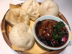 酒酿馒头配扣肉-卯时·龙光雅宴·精致锡帮菜(惠山古镇店)