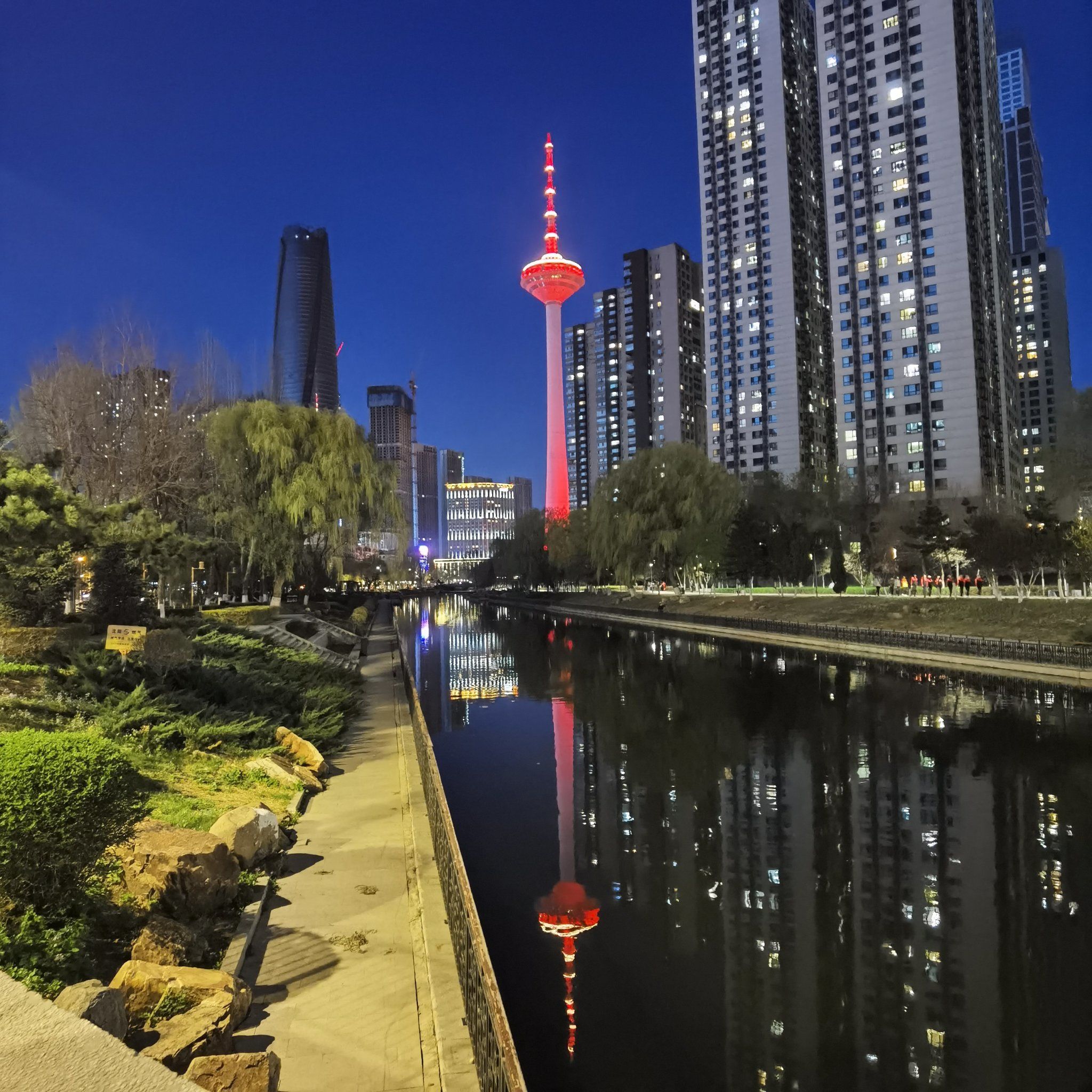 沈阳的小伙伴,谁没来过彩电塔夜市