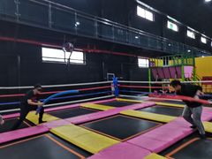 -嘿哟动霸CHUA·新潮玩运动娱乐中心·蹦床滑冰团建乐园
