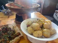 酸菜炸汤圆-蜗牛小馆醉乡民谣云南菜(惠新西里店)