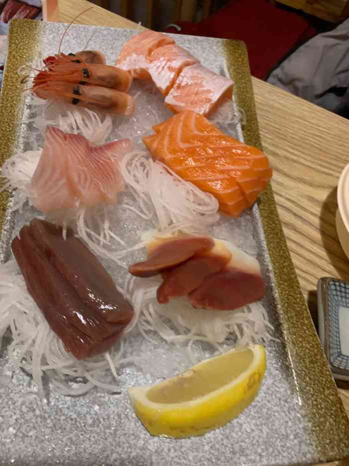 川禾刺身(光华东街店)-"心满意足的日料晚餐.门前修路,人行道上行.