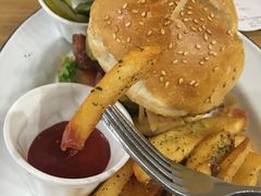 特色牛肉汉堡-HELLO 27 意面·沙拉·帕尼尼