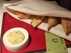 餐前面包配黄油-弦月窗LUNETTE BY AMANDA(复兴路店)