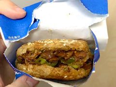 烧饼夹肠头-肠王卤煮(西单食宝街店)