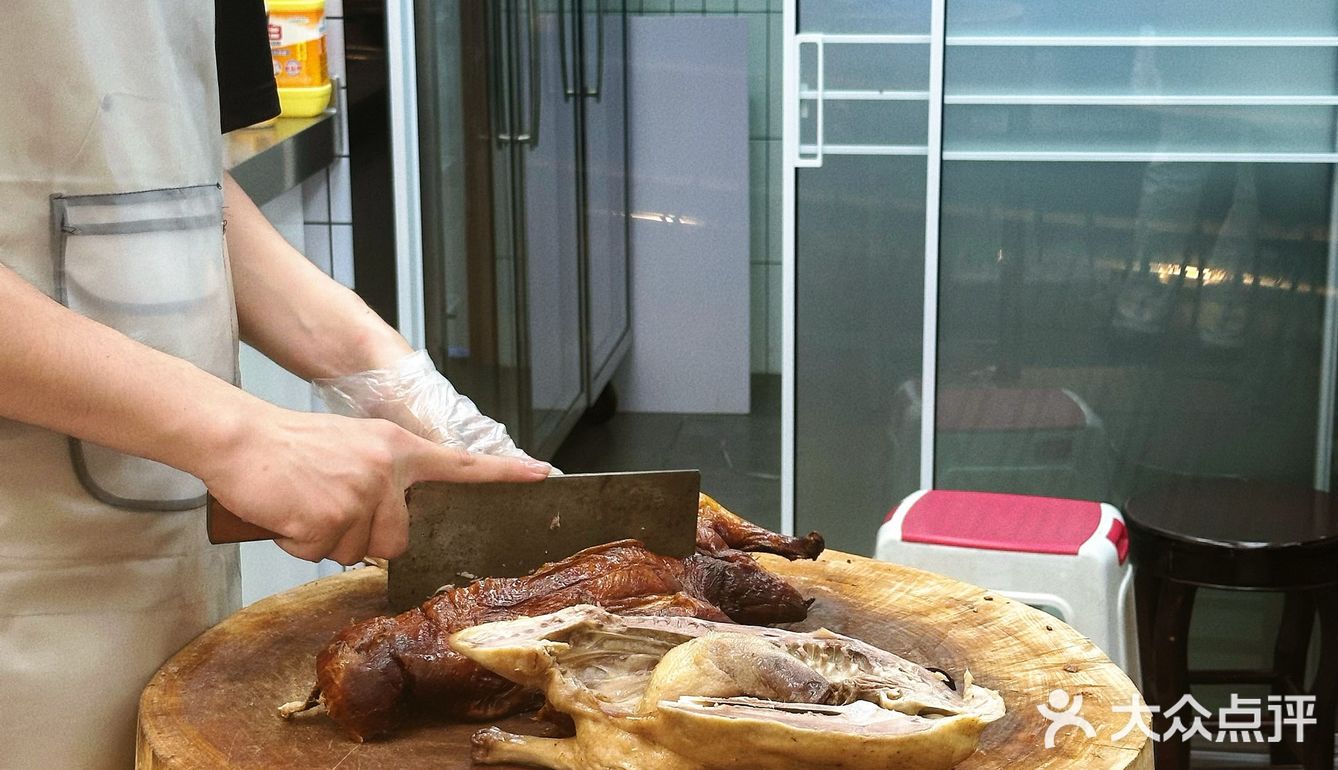 这不是我们从小吃的陈林鸭子吗？开进夫子庙啦！