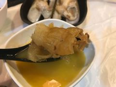 浓厚原只鸡煲花胶汤-鲜入围煮花胶鸡海鲜火锅