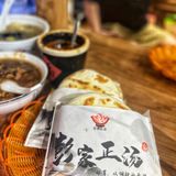 吃起来特别爽 牛肉夹馍肉给的实在 再夹个咸鸭蛋