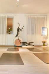 -闺蜜瑜伽·普拉提女性塑形馆