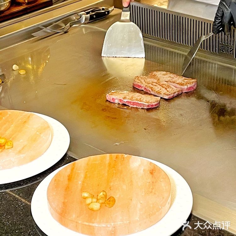 黑牛先生家的黑毛和牛都是自有牧场，中国人自有的黑毛和牛