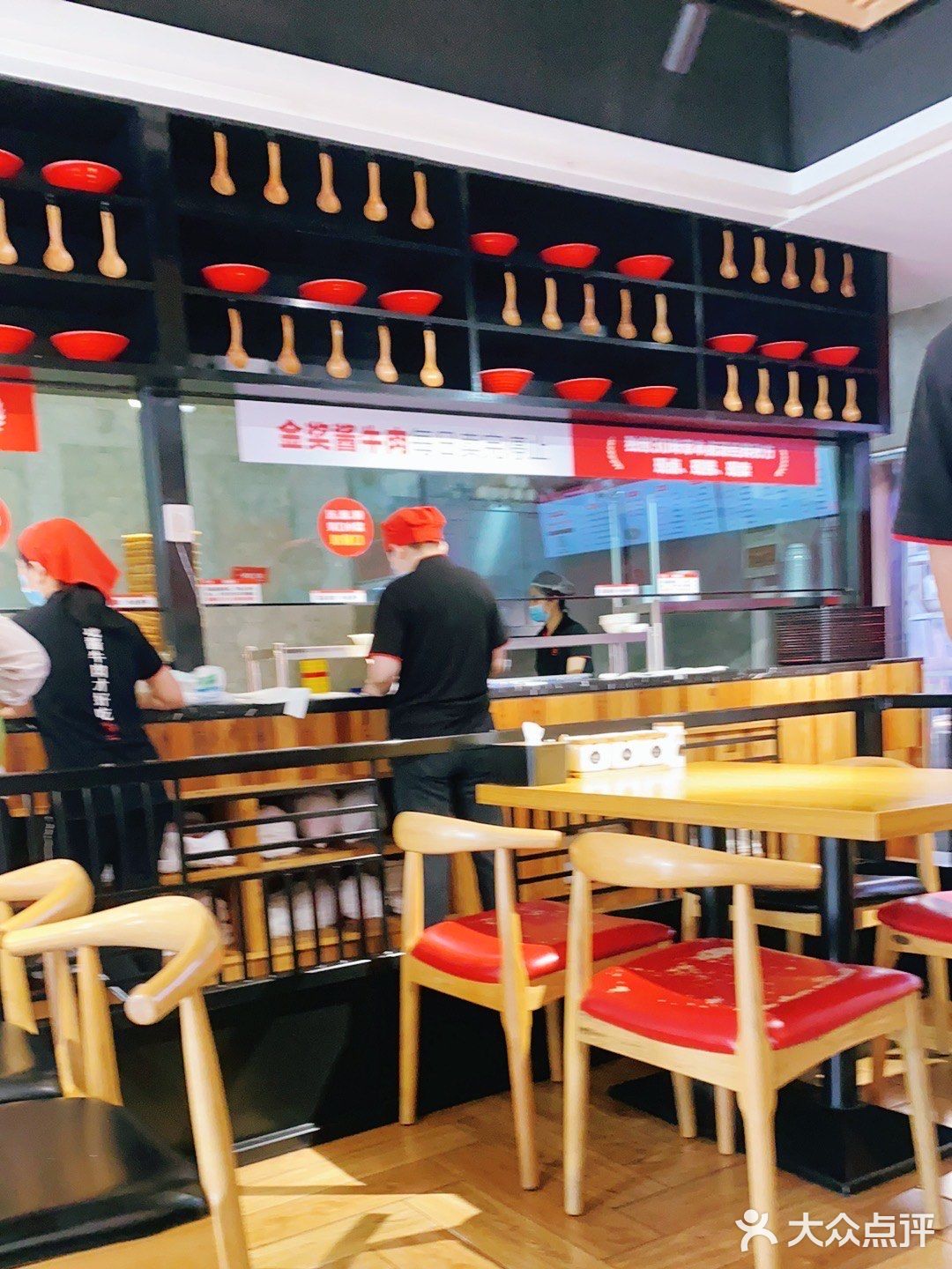 我一个女孩吃了两个牛肉烧饼，冰外酥里嫩
