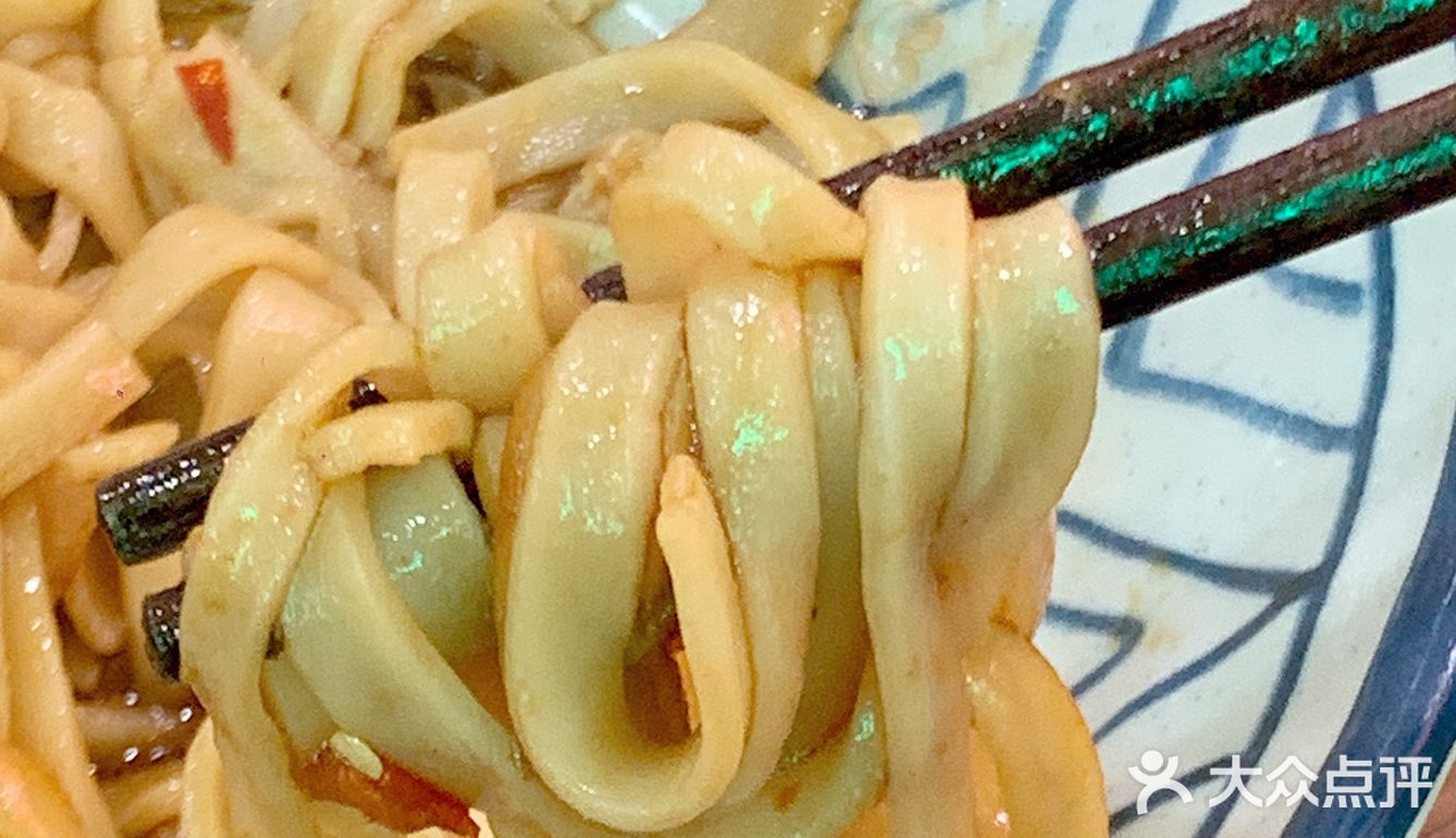 武汉探店 | 港风餐厅里嗦湖南米粉