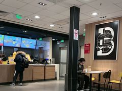 -麦当劳(上海虹桥站30B检票口楼上)