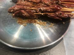 -何妹湿辣牛肉·粤式烧烤砂煲(桂雅路店)