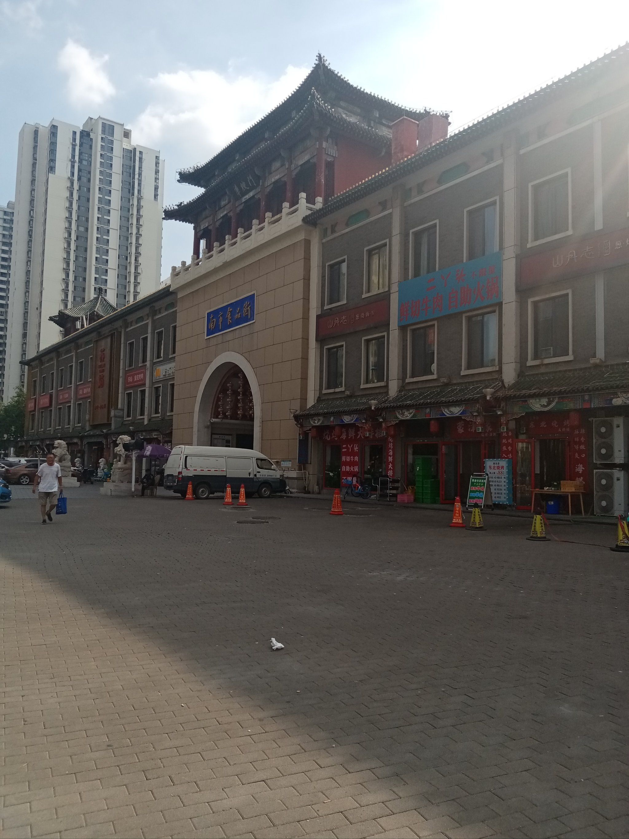 曾经南市食品街是天津最热闹的美食街,卖各种天津特产