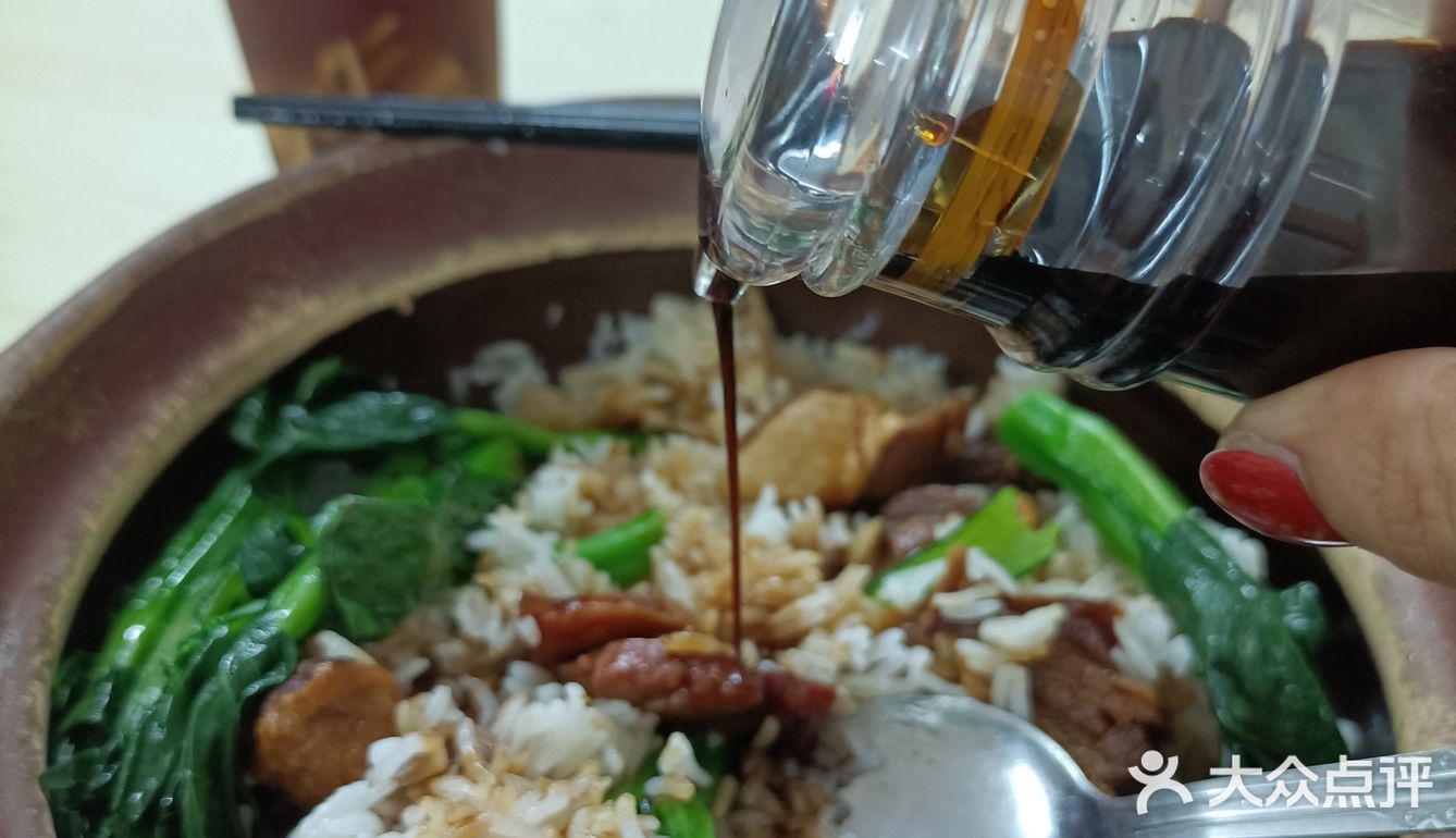 论顺德老字号煲仔饭，我选西门口的“何氏煲仔饭”，美女都爱[呲牙]