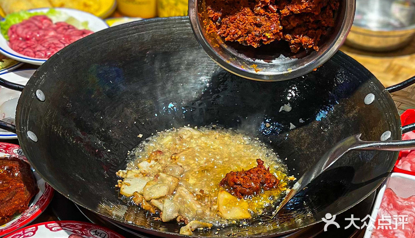 来吃这家地摊火锅，为的就是实现🆓啤酒畅饮‼️