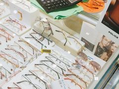 -美式眼镜·授权蔡司.依视路.尼康.豪雅.明月(人民广场店)