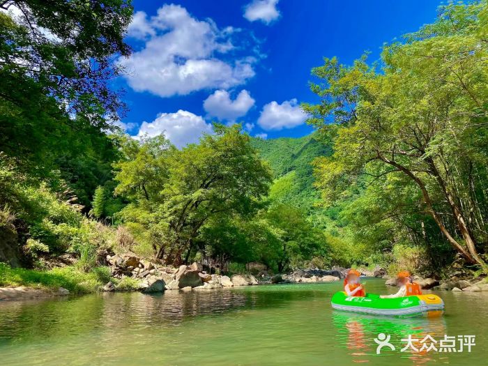 雅鲁激流探险漂流图片