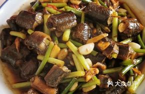 Stir-fried Eel with Garlic Shoots