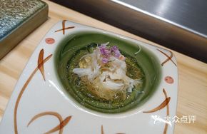 Pine-Leaf Crab Meat Vinegar Gel