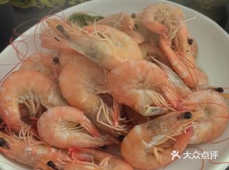 当然吃上面少不了妈妈喜欢吃的虾和千岛湖的鱼头汤