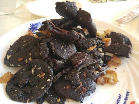 0 服务 : 4.0 菜量很大,炸血肠是猪血的,里面的猪油渣很香!下酒好菜!