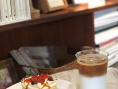 -彳亍咖啡·这里(水湾路店)