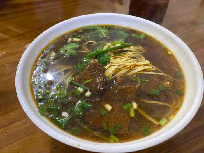 牛爹爹牛肉面-"路过点了一碗牛肉粉丝加一个烧饼,粉丝要的.