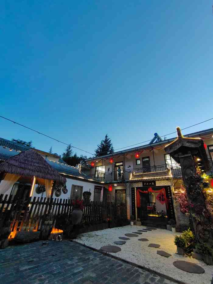 半山小筑.民俗-"我觉得还行吧,环境很好,夜景更好看."-大众点评移动版