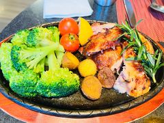 秘制烤春鸡配西兰花和迷迭香-WOLFGANG PUCK KITCHEN & BAR(迪士尼小镇店)