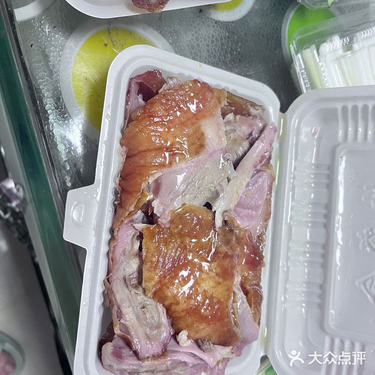 避雷红旗大街的一家烤鸭店，就在招考大厦南侧。
