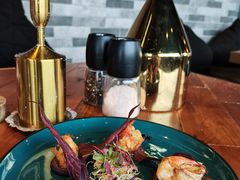 煎虾配紫薯泥薯片及姜味柠檬汁-AZUL by FUEL蓝色·法式酒馆(琶醍店)